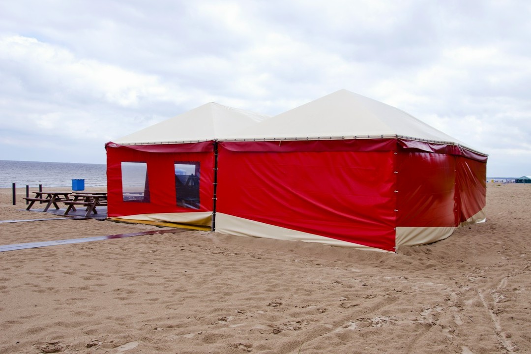namiot z plandeki na plaży